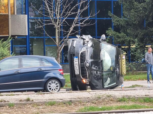 Saobraćajna nesreća u Sarajevu, prevrnuto vozilo