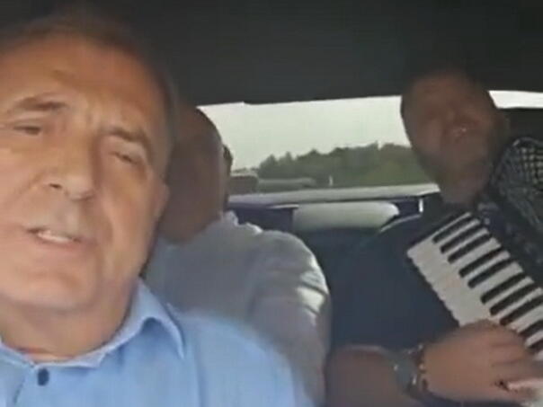 Video: Dodik pjeva uz harmonikaša u autu