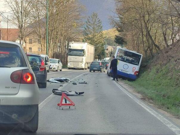 Foto: Autobus Centrotransa sletio sa ceste kod Sarajeva