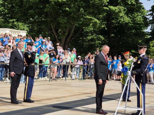 Helez odao počast na Spomeniku neznanom junaku na Nacionalnom groblju Arlington