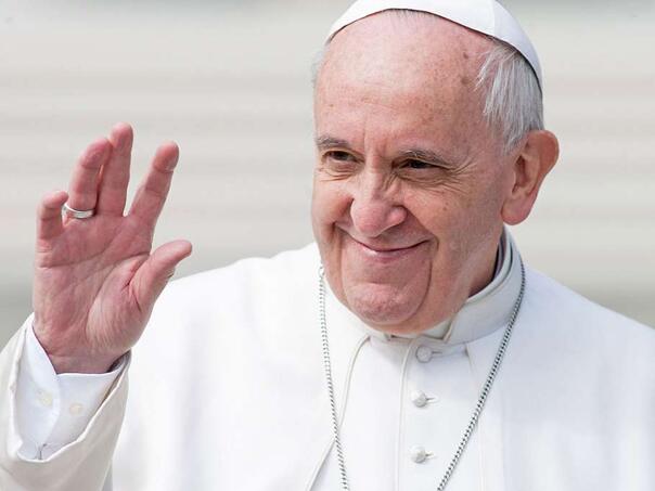 Kako je živio papa Franjo: Jednostavne cipele, plastični satovi i plavi Ford Focus