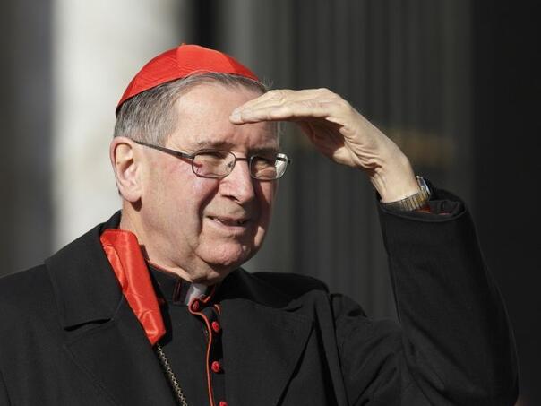 Kardinal optužen da je skrivao svećenike zlostavljače vodi ceremoniju pokopa pape