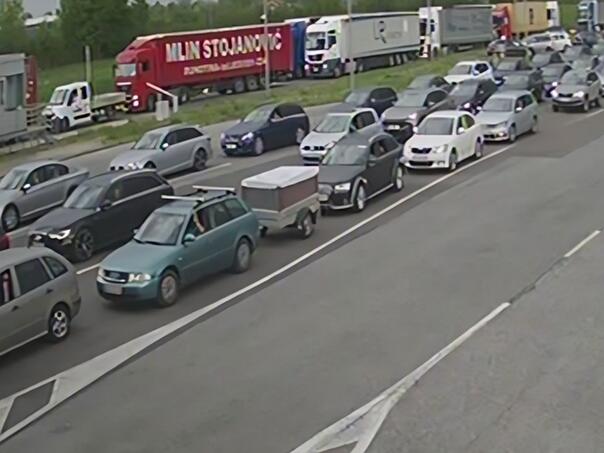 Kolone na izlazu iz BiH, satima se čeka na ulazak u Hrvatsku