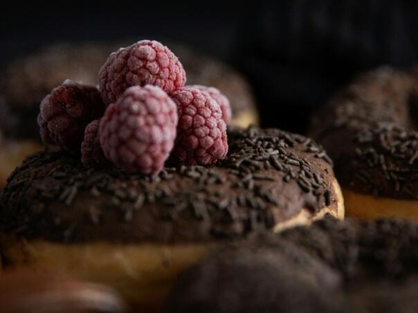 Krofne s malinama i čokoladnom glazurom: Slatki raj u svakom zalogaju!