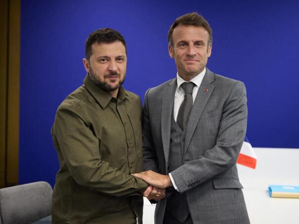 Macron: Zelenski ne može pristati na primirje dok traju napadi na Kijev