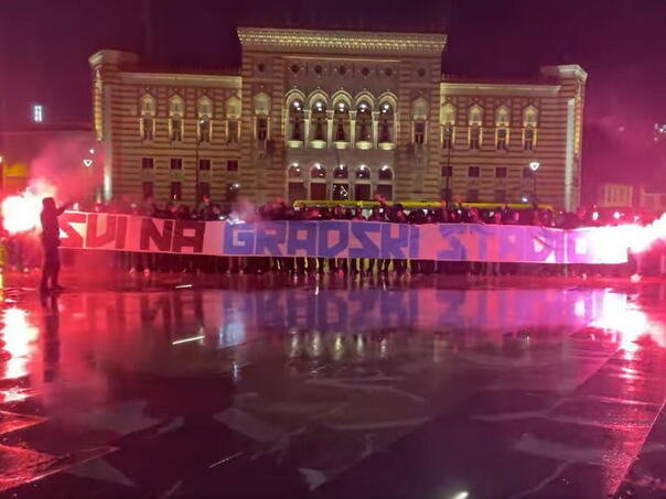 Navijači Željezničara ispred Vijećnice: Svi na gradski stadion!