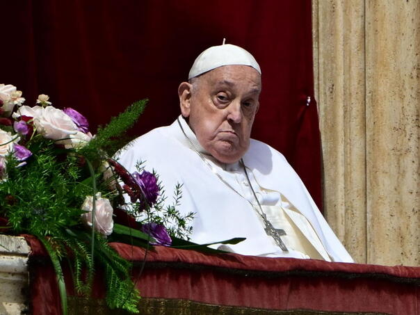 Papa Franjo se pojavio pred vjernicima i sa balkona Bazilike sv. Petra čestitao Uskrs