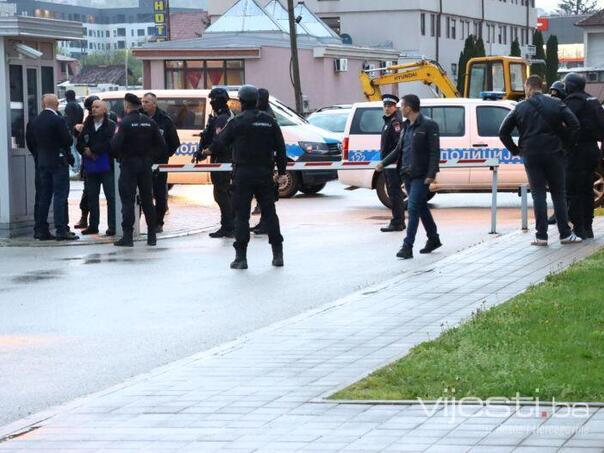 Pripadnici SIPA-e stigli ispred zgrade gdje je Milorad Dodik!