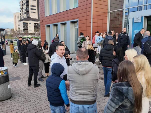 Protest roditelja ispred Olimpijskog bazena: Ovo prelazi svaku mjeru!