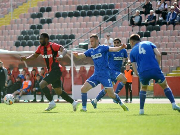 Radnik slavio u Tuzli, Sloboda na ivici ispadanja