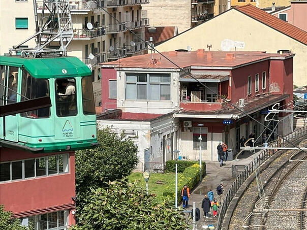 Srušila se žičara u Napulju, strahuje se da ima žrtava