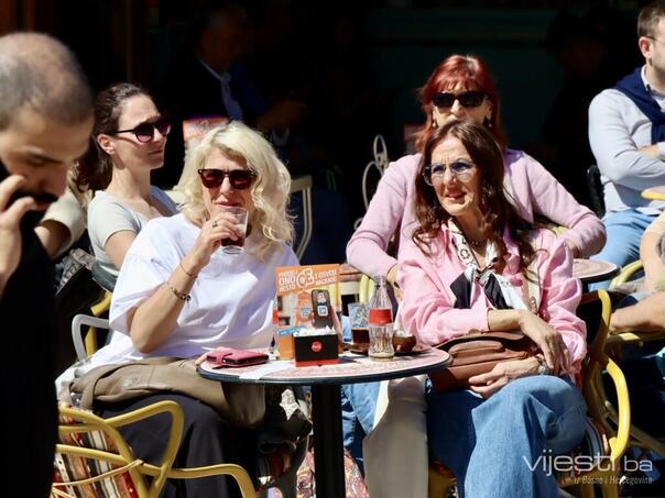 Sunčana subota u Sarajevu, građani uživaju u baštama kafića