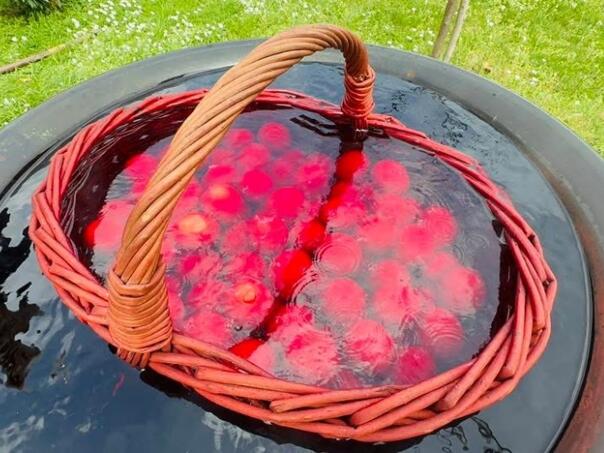 Vjernici farbaju oko 1000 jaja i dijele na Vaskrs