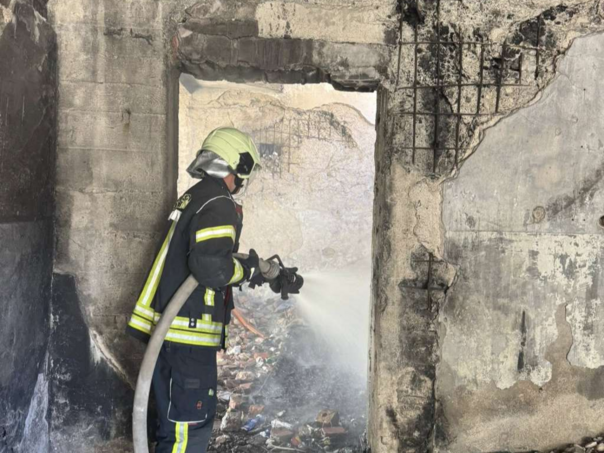 Ugašen požar u napuštenoj zgradi Privredne banke u Mostaru