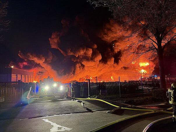Veliki požar u Njemačkoj zahvatio tri hale za preradu plastike, milionska šteta