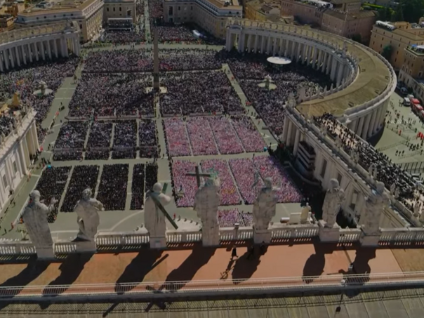 Više od 140.000 ljudi na sahrani pape Franje, misu predvodi kardinal Giovanni Battista Re