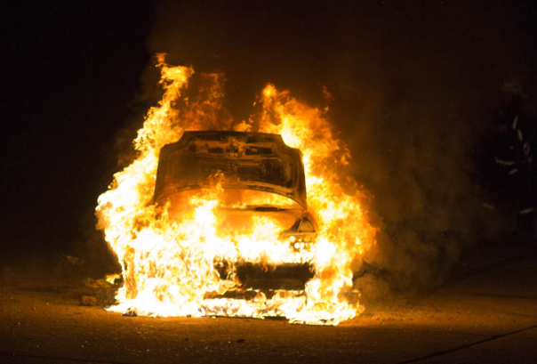 Zapaljeno vozilo u Sarajevu, vatra zahvatila još dva