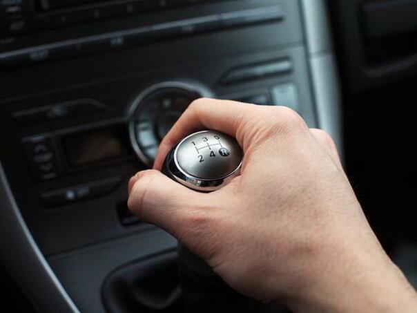 Zašto ne treba držati mjenjač u “brzini” dok stojite?