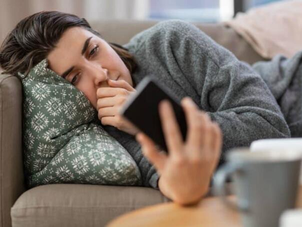 Zašto stalno skrolamo loše vijesti i kako to utiče na naš mozak?