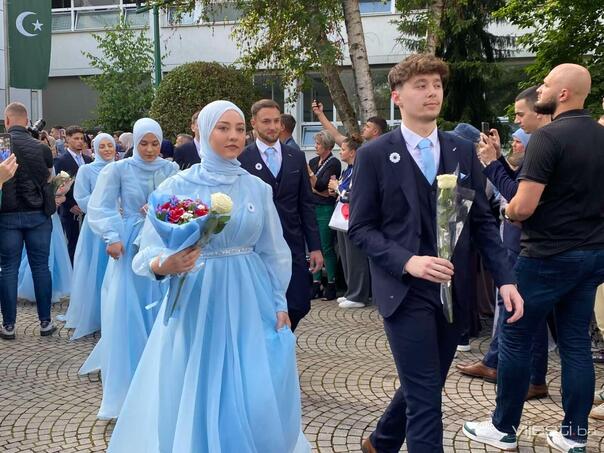 Foto / Video: Pogledajte svečanu šetnju Tuzlom maturanata Behram-begove medrese