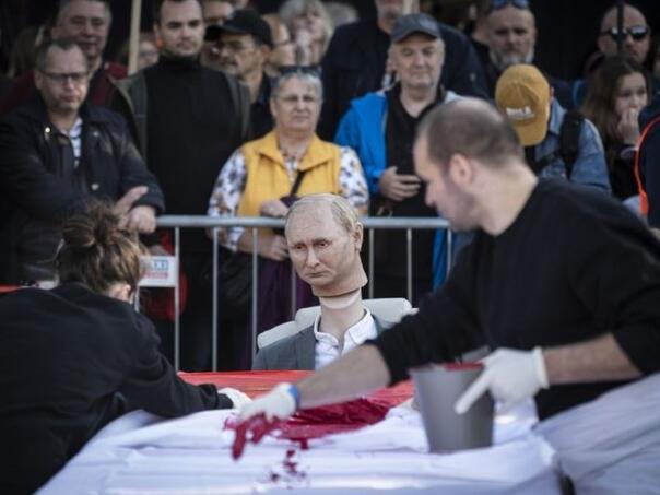 Građani Slovačke protestuju protiv premijera Fice zbog sastanka sa Putinom