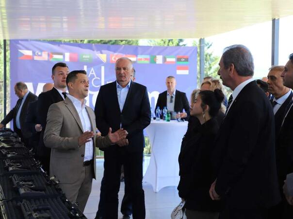 Helez u Goraždu stranim ambasadorima pokazivao puške