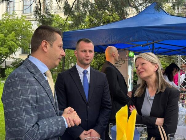 Novi skandal u režiji SNSD-a: Napustili prijem zbog govora ambasadora Danske