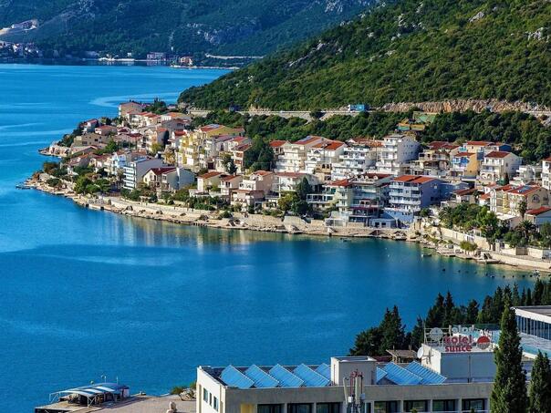 U Neumu pronađena droga i oružje, uhapšene četiri osobe