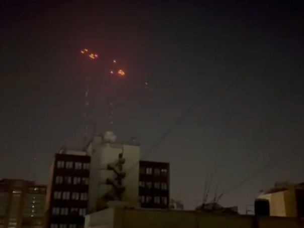 Iran objavio snimak kako obara izraelske rakete iznad Tehrana