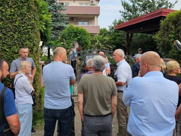 SDS: Miličević nije uhapšen, građani ispred njegove kuće