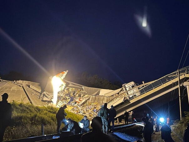 Urušio se most u Rusiji i pao na voz, najmanje 7 mrtvih