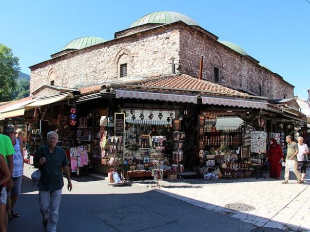 Ženska proÅ¡lost živi u sadaÅ¡njosti: Izložba âFemme Archivalâ u Brusa bezistanu