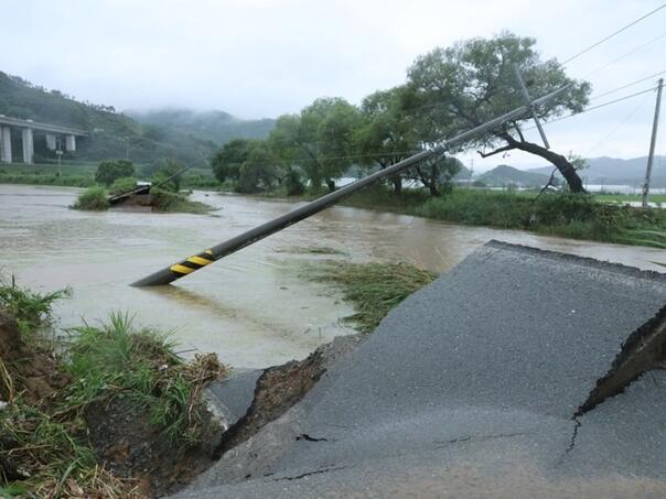 Deset poginulih i devet nestalih u poplavama i odronima u Južnoj Koreji
