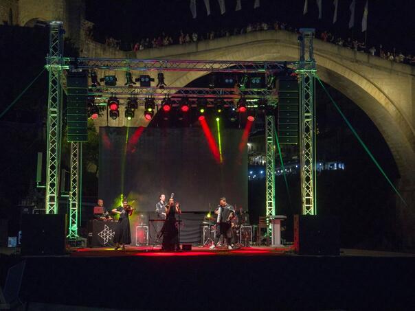Grupa Divanhana održala koncert u jedinstvenom ambijentu ispod Starog mosta