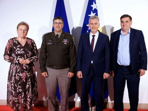 Članovi Delegacije PSBiH u PSNATO-a s komandantom NATO štaba u Sarajevu