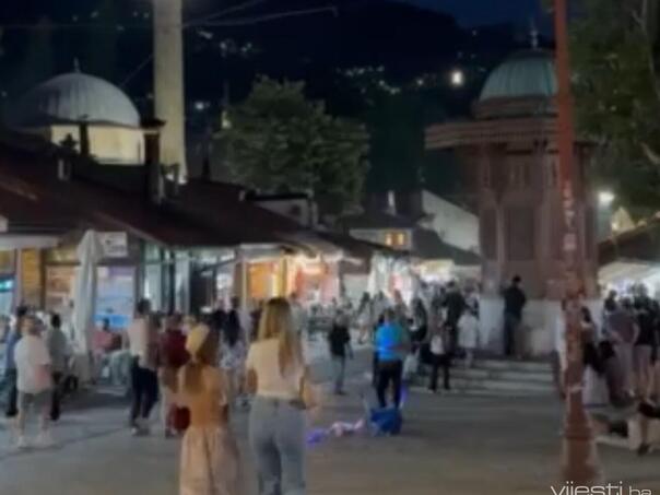 Sebilj na Baščaršiji u jeku sezone u mraku