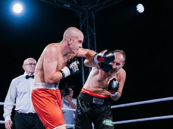 Neporaženi Željin bokser Amir Jugo u borbi za WBO Youth European titulu protiv Mađara Varadija