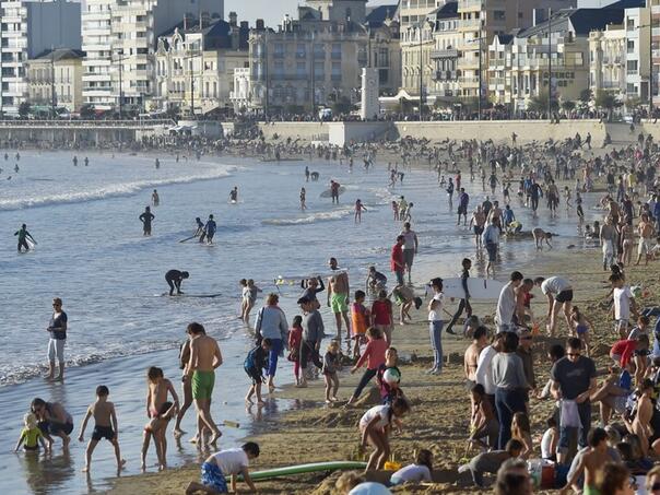 Po francuskom gradiÄu ljudi se Å¡etaju u kupaÄim kostimima, gradonaÄelnik bijesan