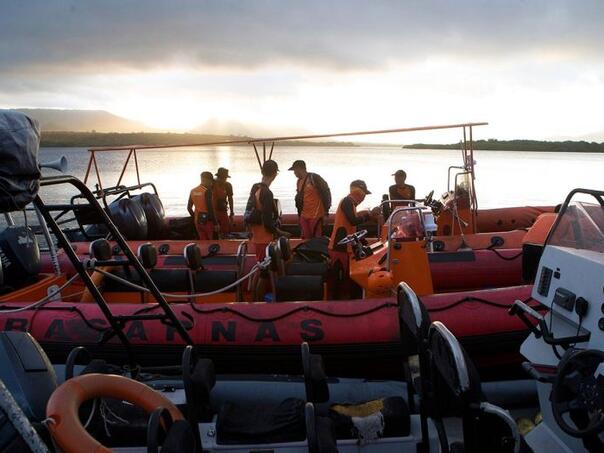 Potonuo trajekt kod Balija, šest osoba poginulo, 30 nestalo