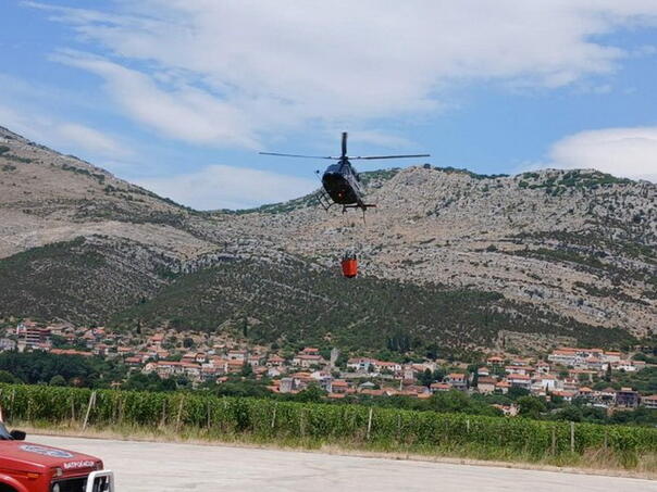 Požari kod Trebinja pod kontrolom: Piloti izbacili 650.000 litara vode