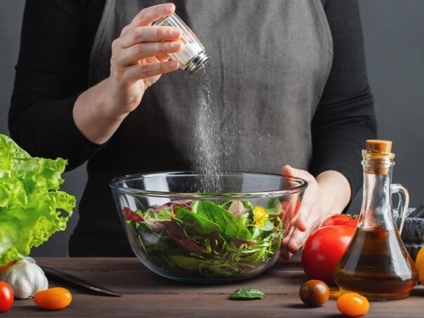 Solite li jelo na početku ili kraju kuhanja? Samo je jedan ispravan način