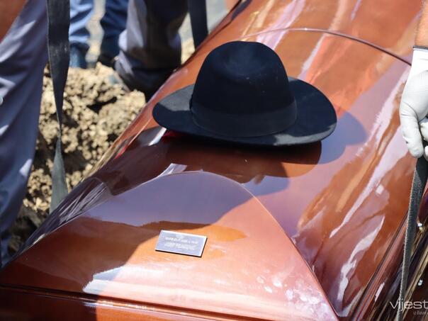 Ukopan Josip Pejaković, porodica i prijatelji u suzama