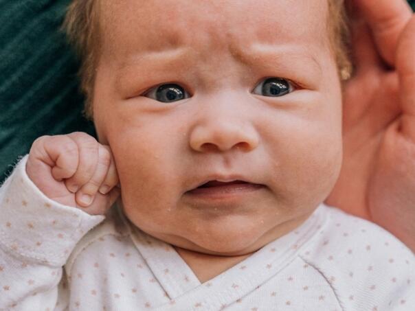 Zašto neke bebe odbijaju dodir? Povlačenje kao znak senzorne disfunkcije