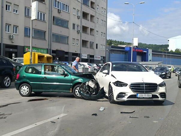 Saobraćajna nesreća na Laušu, stvaraju se gužve