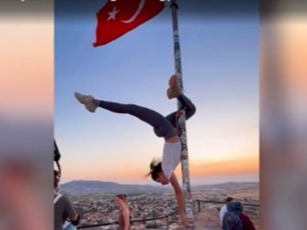 Bh. influenserki prijeti zatvor: Koristila tursku zastavu poput šipke za striptiz