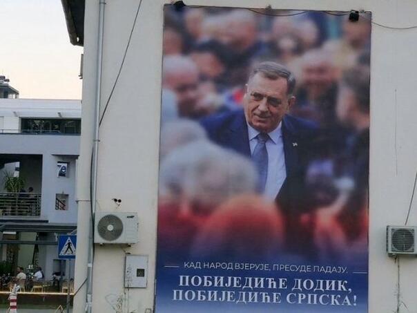 Bilbord podrške Dodiku na oronuloj zgradi u Kozarskoj Dubici
