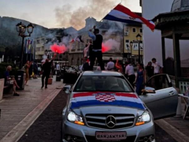 Svadbena kolona zaustavila se ispred džamije