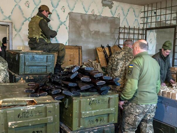 Drugačiji pristup: Evropa finansira, Amerika isporučuje oružje Ukrajini