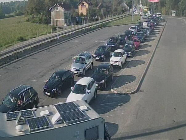 Duga zadržavanja na graničnim prelazima: Izačić, Velika Kladuša…