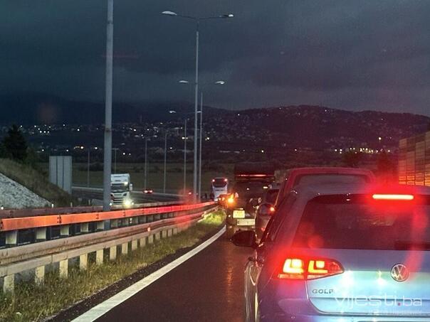 Dva sata nakon nesreće, i dalje traju gužve na autoputu kod Sarajeva